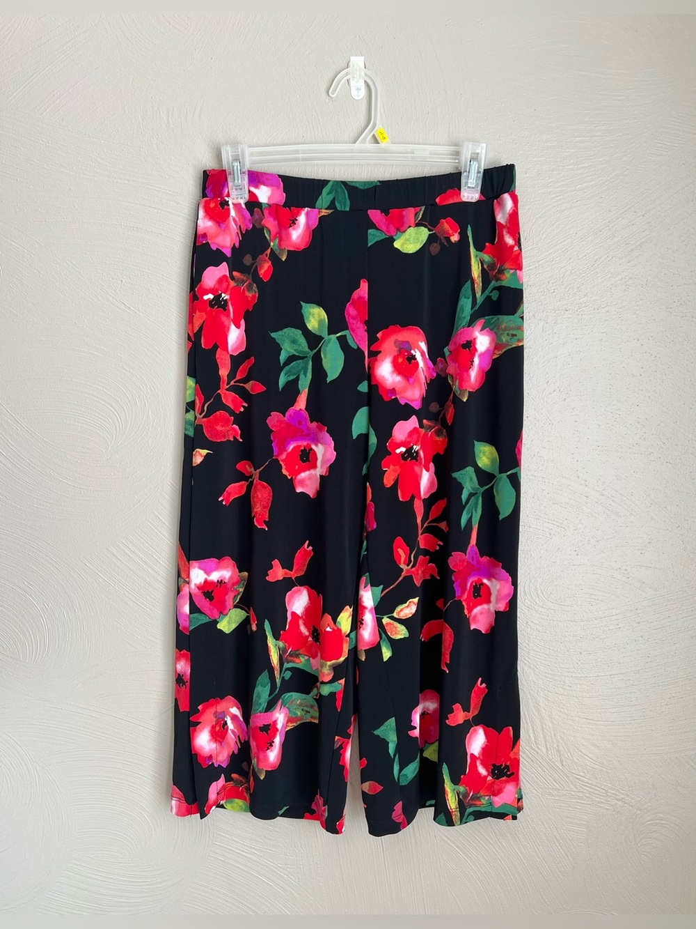 Susan Graver Liquid Knit Floral Capri/Cropped Pants
